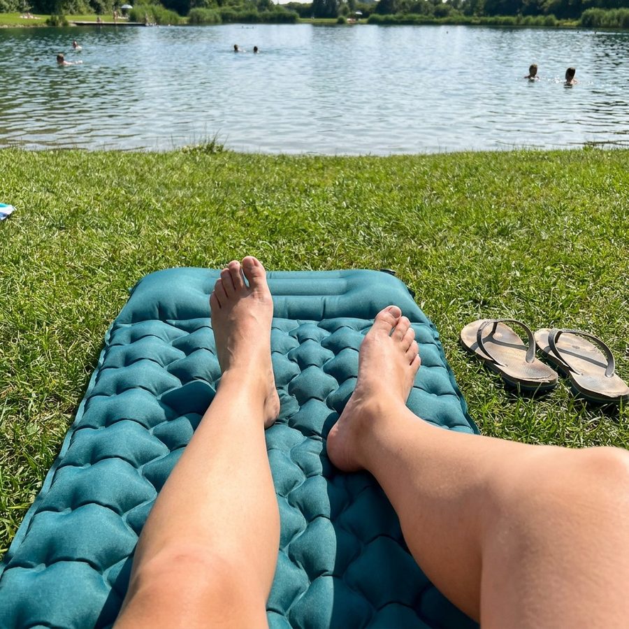 Blick aus der Liegeposition auf der Matte ueber den See